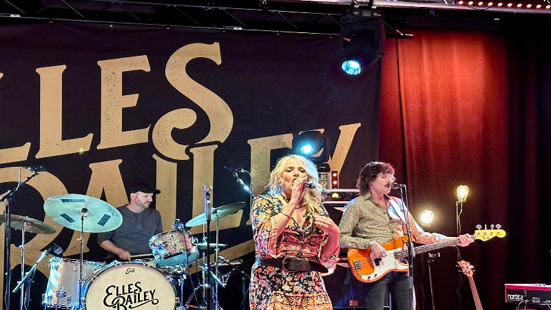 Elles Bailey performing live in concert